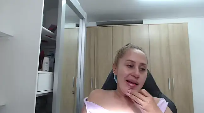 Snapshot of RoxanaLove9 chatting on 01-05-25, 07:17 RoxanaLove9 online show from 01-05-25, 07:17