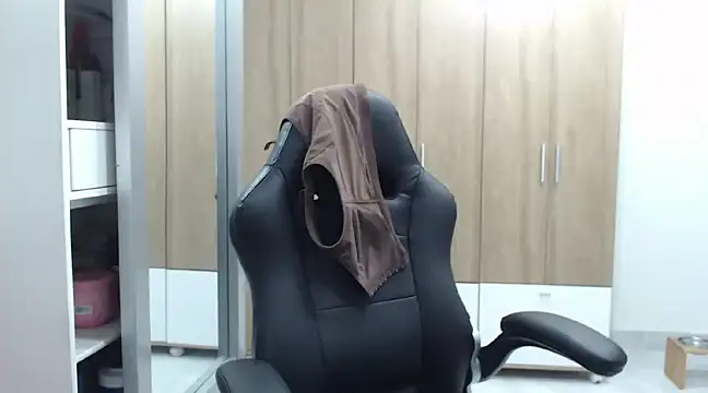 Snapshot of RoxanaLove9 chatting on 02-05-25, 01:15 RoxanaLove9 online show from 02-05-25, 01:15