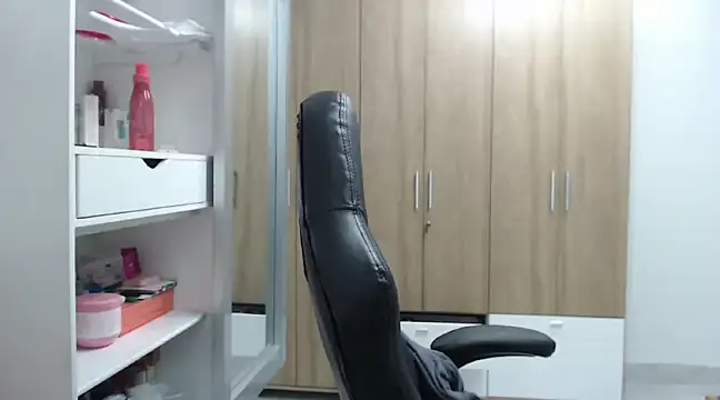 Snapshot of RoxanaLove9 chatting on 02-10-25, 01:46 RoxanaLove9 online show from 02-10-25, 01:46