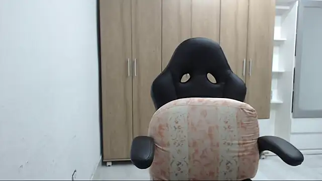 Snapshot of RoxanaLove9 chatting on 11-08-25, 01:28 RoxanaLove9 online show from 11-08-25, 01:28