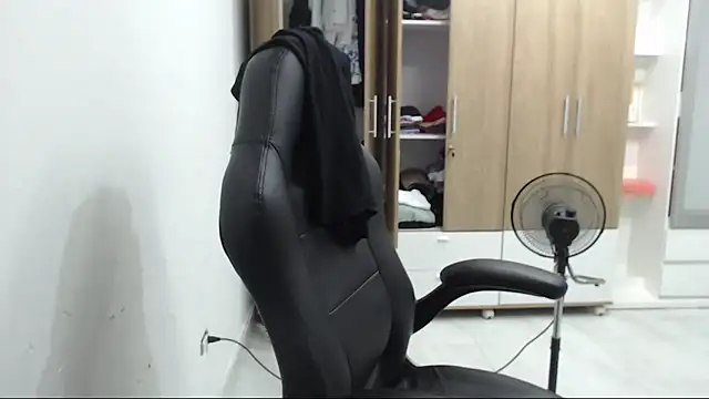 RoxanaLove9 online show from 03-05-26, 02:07