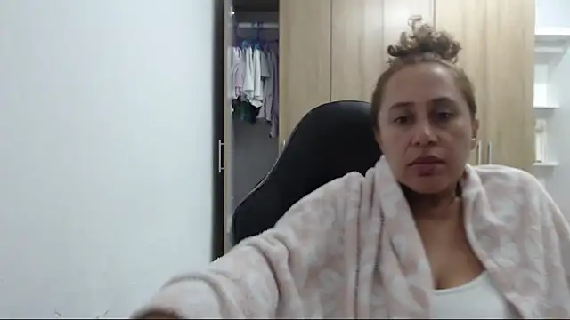 RoxanaLove9 online show from 04-19-26, 02:22