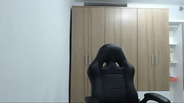 RoxanaLove9 online show from 04-24-26, 11:07