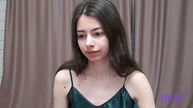 Snapshot of sweet_sweet_angel chatting on 12-18-24, 10:51 sweet sweet angel online show from 12-18-24, 10:51