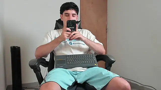 Snapshot of leo030809 chatting on 05-12-26, 11:24 leo030809 online show from 05-12-26, 11:24