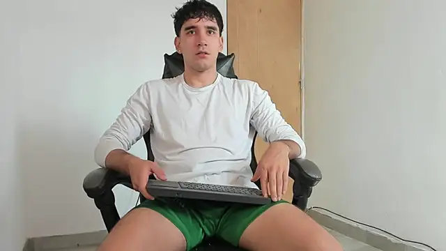 Snapshot of leo030809 chatting on 05-18-26, 07:20 leo030809 online show from 05-18-26, 07:20