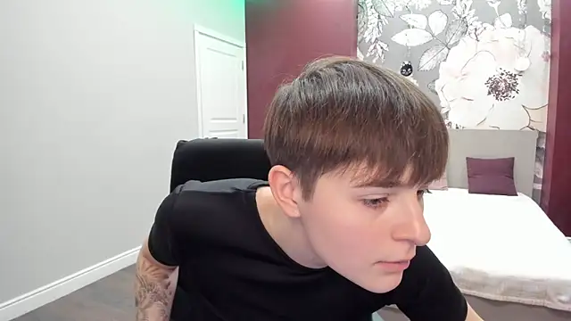 EmiliaYours online show from 11-17-25, 03:18