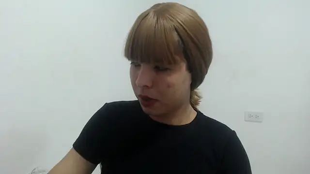Snapshot of estefania224 chatting on 05-22-26, 12:18 estefania224 online show from 05-22-26, 12:18