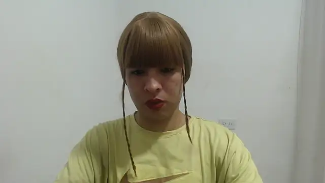 Snapshot of estefania224 chatting on 05-27-26, 01:57 estefania224 online show from 05-27-26, 01:57