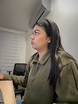 Snapshot of jennifer_oliveira chatting on 12-05-25, 06:33 jennifer oliveira online show from 12-05-25, 06:33