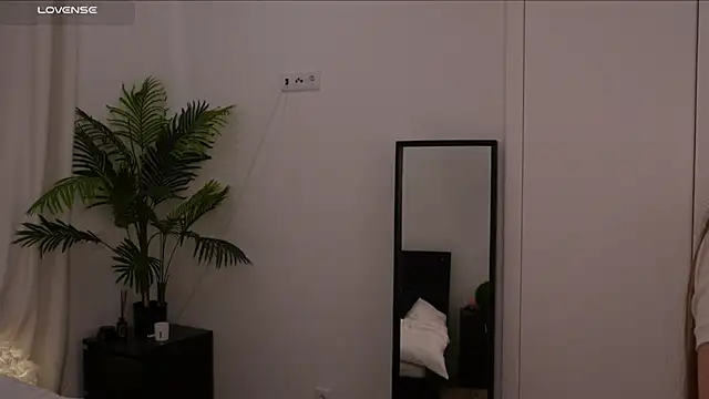 Lilly Colins online show from 01-17-25, 03:00