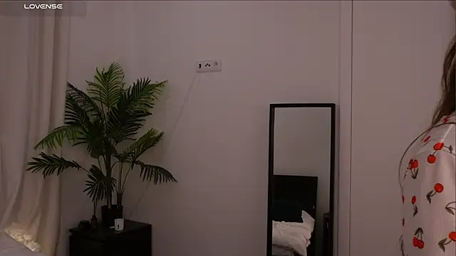 Lilly Colins online show from 01-18-25, 05:59