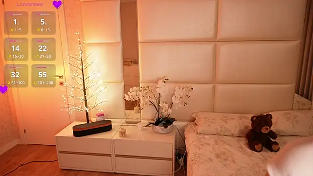 Lilly Colins online show from 04-12-26, 07:08