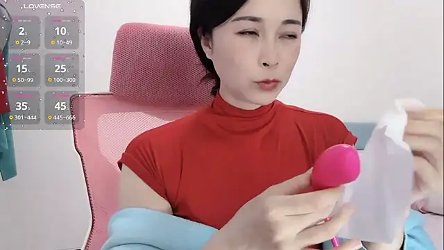 Snapshot of Qwi-V1 chatting on 01-18-25, 11:55 Qwi-V1 online show from 01-18-25, 11:55