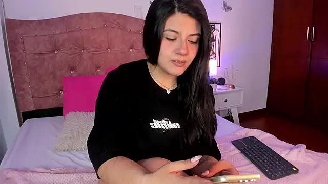 Snapshot of DesireSweet chatting on 05-13-26, 10:34 DesireSweet online show from 05-13-26, 10:34
