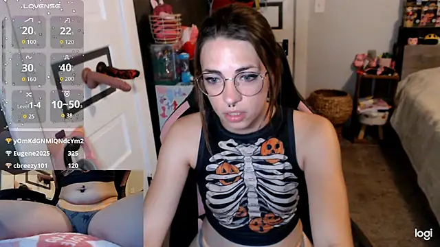 Snapshot of KSwonderland6 chatting on 10-31-25, 01:45 KSwonderland6 online show from 10-31-25, 01:45