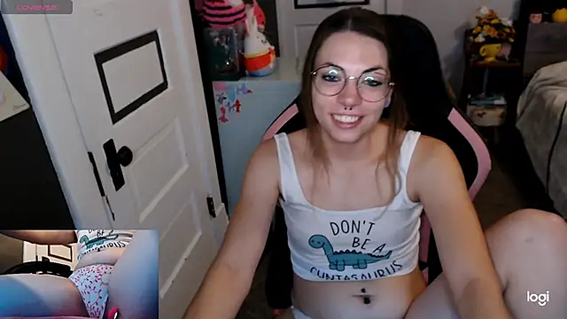 Snapshot of KSwonderland6 chatting on 12-15-25, 04:11 KSwonderland6 online show from 12-15-25, 04:11