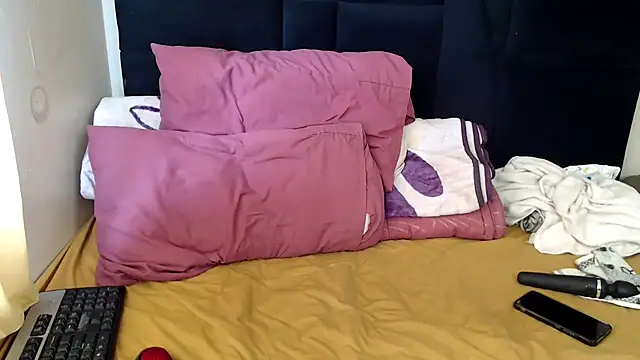 Snapshot of Busty-Londie chatting on 10-26-25, 08:53 Busty-Londie online show from 10-26-25, 08:53