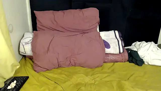 Snapshot of Busty-Londie chatting on 10-27-25, 12:04 Busty-Londie online show from 10-27-25, 12:04