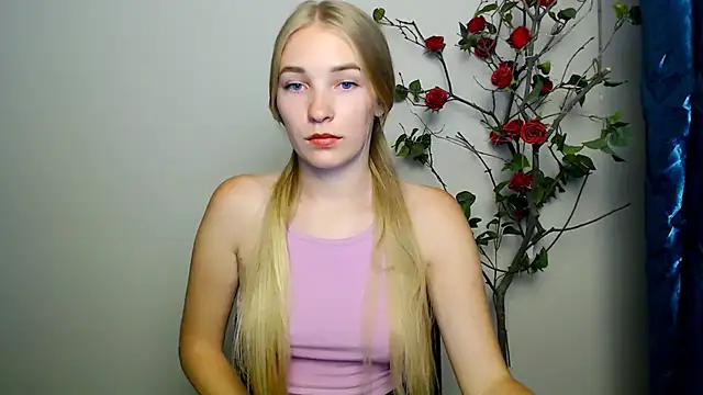 Snapshot of Queen_ofLove chatting on 09-23-25, 06:44 Queen ofLove online show from 09-23-25, 06:44