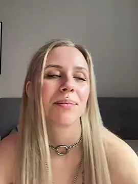 Snapshot of lunawolf21 chatting on 02-24-25, 07:00 lunawolf21 online show from 02-24-25, 07:00