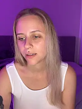 Snapshot of lunawolf21 chatting on 10-13-25, 07:03 lunawolf21 online show from 10-13-25, 07:03