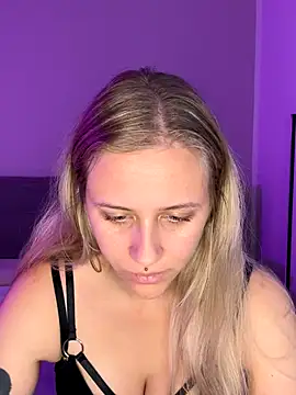 Snapshot of lunawolf21 chatting on 10-20-25, 06:47 lunawolf21 online show from 10-20-25, 06:47