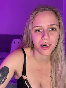 Snapshot of lunawolf21 chatting on 10-22-25, 06:57 lunawolf21 online show from 10-22-25, 06:57