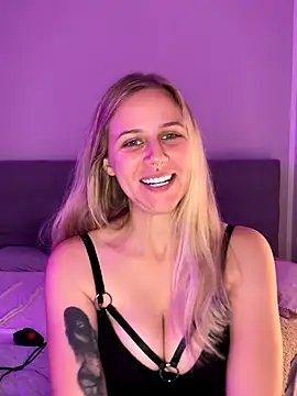 Snapshot of lunawolf21 chatting on 10-24-25, 07:16 lunawolf21 online show from 10-24-25, 07:16