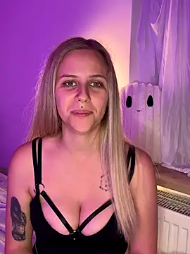 Snapshot of lunawolf21 chatting on 10-25-25, 05:30 lunawolf21 online show from 10-25-25, 05:30