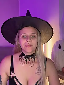 Snapshot of lunawolf21 chatting on 10-27-25, 07:23 lunawolf21 online show from 10-27-25, 07:23