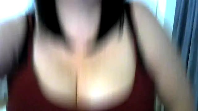 Snapshot of EmiliaLooo chatting on 09-15-25, 04:23 EmiliaLooo online show from 09-15-25, 04:23