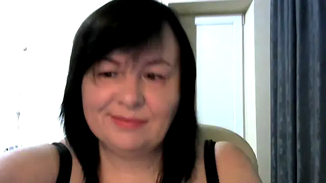 Snapshot of EmiliaLooo chatting on 10-27-25, 04:05 EmiliaLooo online show from 10-27-25, 04:05