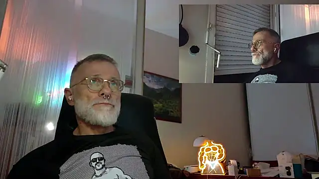 Snapshot of MusclesCigarsFFPig chatting on 05-07-26, 09:20 MusclesCigarsFFPig online show from 05-07-26, 09:20