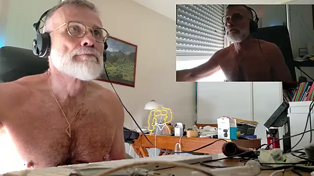 Snapshot of MusclesCigarsFFPig chatting on 05-14-26, 06:53 MusclesCigarsFFPig online show from 05-14-26, 06:53