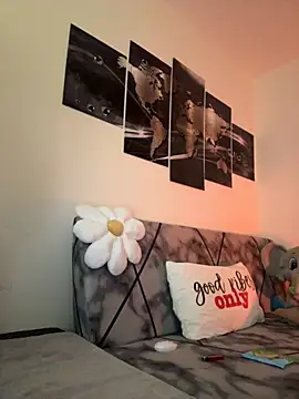 Snapshot of Eelleen chatting on 12-04-25, 02:37 Eelleen online show from 12-04-25, 02:37