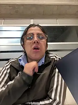 Snapshot of girl_anni chatting on 03-13-25, 01:43 girl anni online show from 03-13-25, 01:43