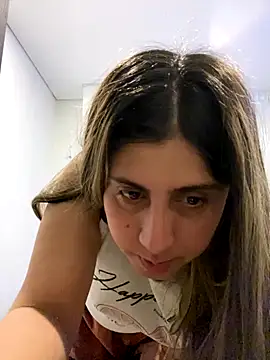 Snapshot of girl_anni chatting on 10-10-25, 03:22 girl anni online show from 10-10-25, 03:22