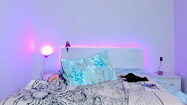 Snapshot of Shadow_Strik chatting on 01-10-25, 08:15 Shadow Strik online show from 01-10-25, 08:15