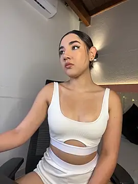 Snapshot of AniiRose chatting on 11-15-25, 07:10 AniiRose online show from 11-15-25, 07:10