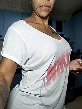 Snapshot of Alison_fitness chatting on 10-11-25, 10:14 Alison fitness online show from 10-11-25, 10:14