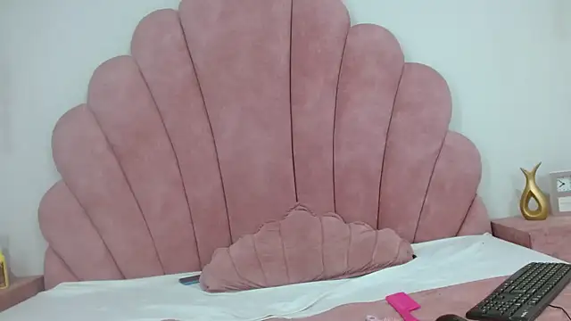 Snapshot of Candy_Bony chatting on 02-08-25, 08:32 Candy Bony online show from 02-08-25, 08:32