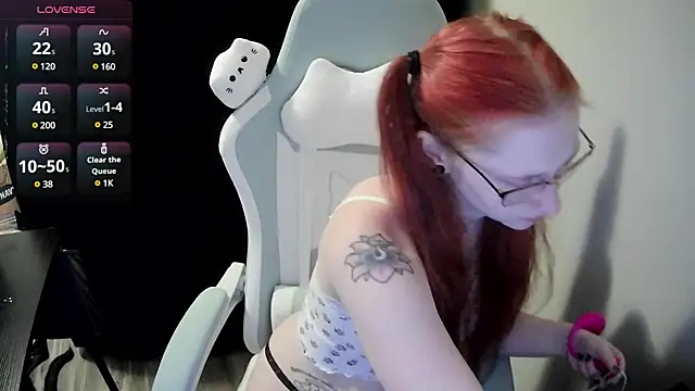 Snapshot of LilyFoxxx chatting on 12-16-24, 04:23 LilyFoxxx online show from 12-16-24, 04:23