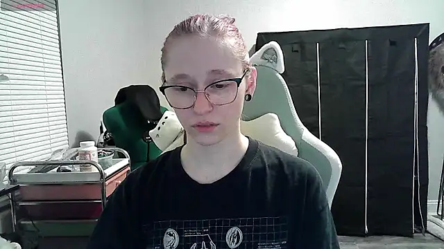 Snapshot of LilyFoxxx chatting on 01-06-25, 04:26 LilyFoxxx online show from 01-06-25, 04:26