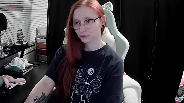 Snapshot of LilyFoxxx chatting on 02-15-25, 08:11 LilyFoxxx online show from 02-15-25, 08:11