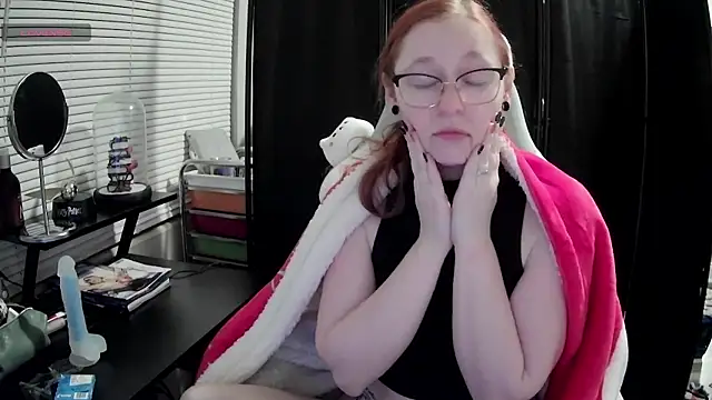 Snapshot of LilyFoxxx chatting on 02-17-25, 04:20 LilyFoxxx online show from 02-17-25, 04:20