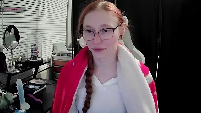 Snapshot of LilyFoxxx chatting on 02-19-25, 04:23 LilyFoxxx online show from 02-19-25, 04:23