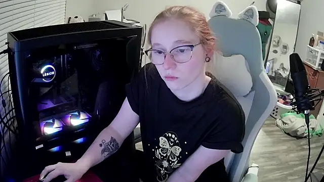 Snapshot of LilyFoxxx chatting on 10-13-25, 03:17 LilyFoxxx online show from 10-13-25, 03:17