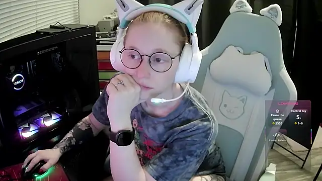 Snapshot of LilyFoxxx chatting on 06-12-26, 05:28 LilyFoxxx online show from 06-12-26, 05:28