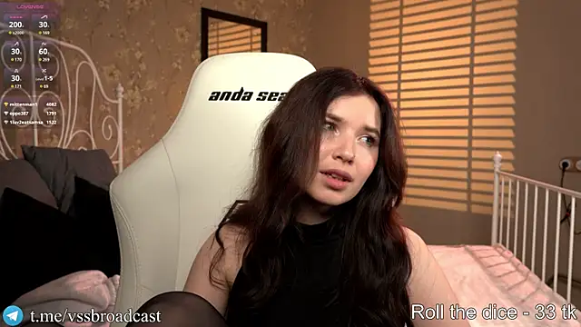 Snapshot of Hidden_boobs chatting on 12-20-24, 04:25 Hidden boobs online show from 12-20-24, 04:25